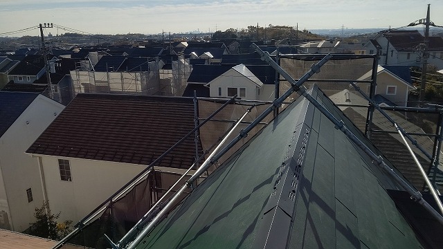 スレート屋根から横暖ルーフを使った屋根カバー工事を行いました！川口市屋根カバー工事　横暖ルーフαｓ　ニチハ　センタールーフ　スレートボロボロ　ガルバリウム鋼板　